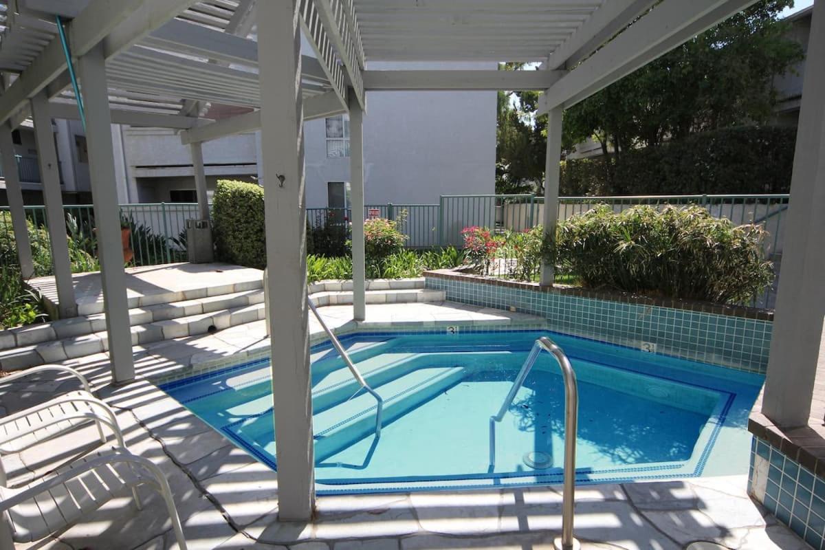 Apartment Cal King & Queen Beds, 3 Spas & Pool Gourmet Kitchen, Wicked Fast Wifi & Covered Security Parking, Two Smart Tvs With Disney, Apple Tv & Amazon Prime, Ideal For Nightly & Weekly Executive Stays Los Angeles