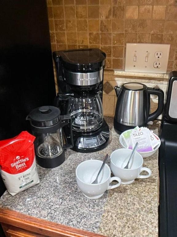 Apartment Cal King & Queen Beds, 3 Spas & Pool Gourmet Kitchen, Wicked Fast Wifi & Covered Security Parking, Two Smart Tvs With Disney, Apple Tv & Amazon Prime, Ideal For Nightly & Weekly Executive Stays *