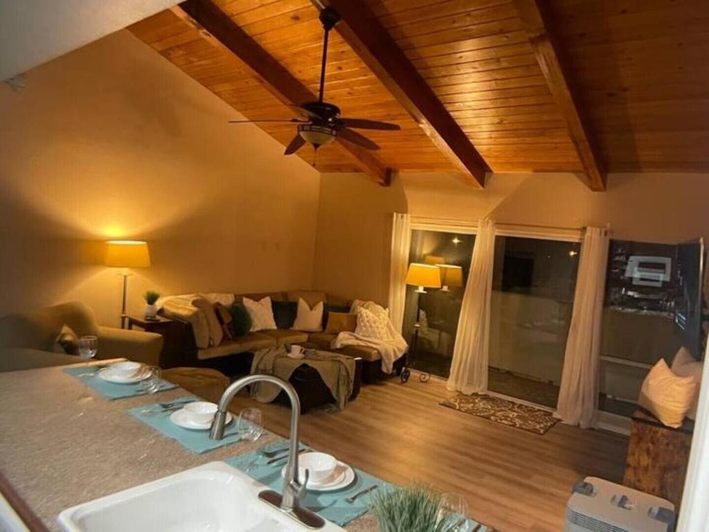 Apartment Cal King & Queen Beds, 3 Spas & Pool Gourmet Kitchen, Wicked Fast Wifi & Covered Security Parking, Two Smart Tvs With Disney, Apple Tv & Amazon Prime, Ideal For Nightly & Weekly Executive Stays
