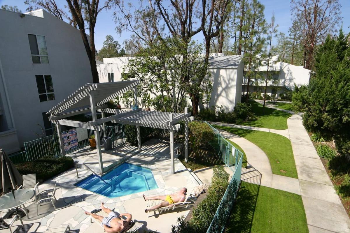 Apartment Cal King & Queen Beds, 3 Spas & Pool Gourmet Kitchen, Wicked Fast Wifi & Covered Security Parking, Two Smart Tvs With Disney, Apple Tv & Amazon Prime, Ideal For Nightly & Weekly Executive Stays *