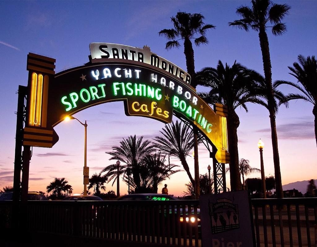 Cal King & Queen Beds, 3 Spas & Pool Gourmet Kitchen, Wicked Fast Wifi & Covered Security Parking, Two Smart Tvs With Disney, Apple Tv & Amazon Prime, Ideal For Nightly & Weekly Executive Stays * Los Angeles