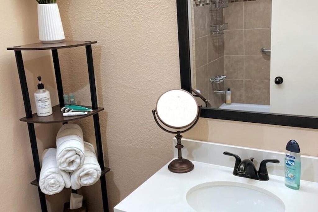 Cal King & Queen Beds, 3 Spas & Pool Gourmet Kitchen, Wicked Fast Wifi & Covered Security Parking, Two Smart Tvs With Disney, Apple Tv & Amazon Prime, Ideal For Nightly & Weekly Executive Stays