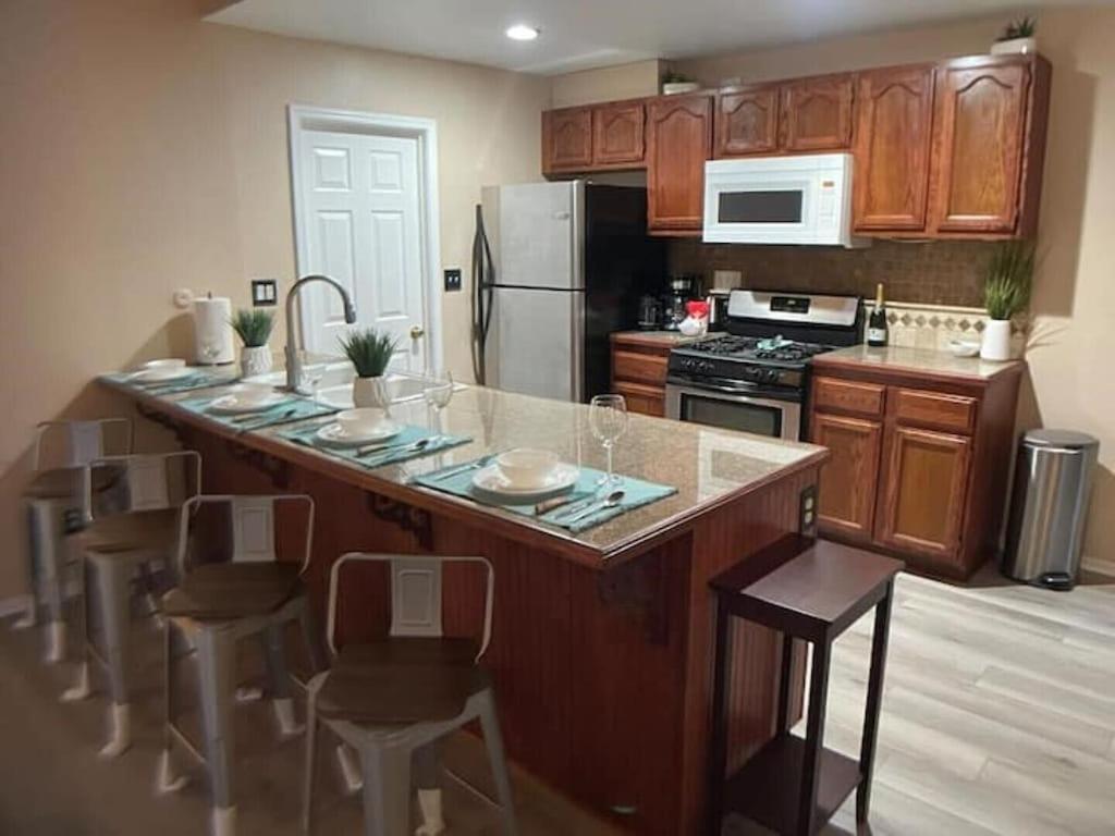 Apartamento Cal King & Queen Beds, 3 Spas & Pool Gourmet Kitchen, Wicked Fast Wifi & Covered Security Parking, Two Smart Tvs With Disney, Apple Tv & Amazon Prime, Ideal For Nightly & Weekly Executive Stays